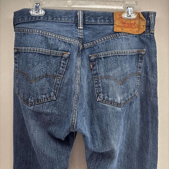 Levis Jeans Mens 34x32 (Fits 32x31) Blue 501 Straight Button Fly American Denim - Picture 1 of 9